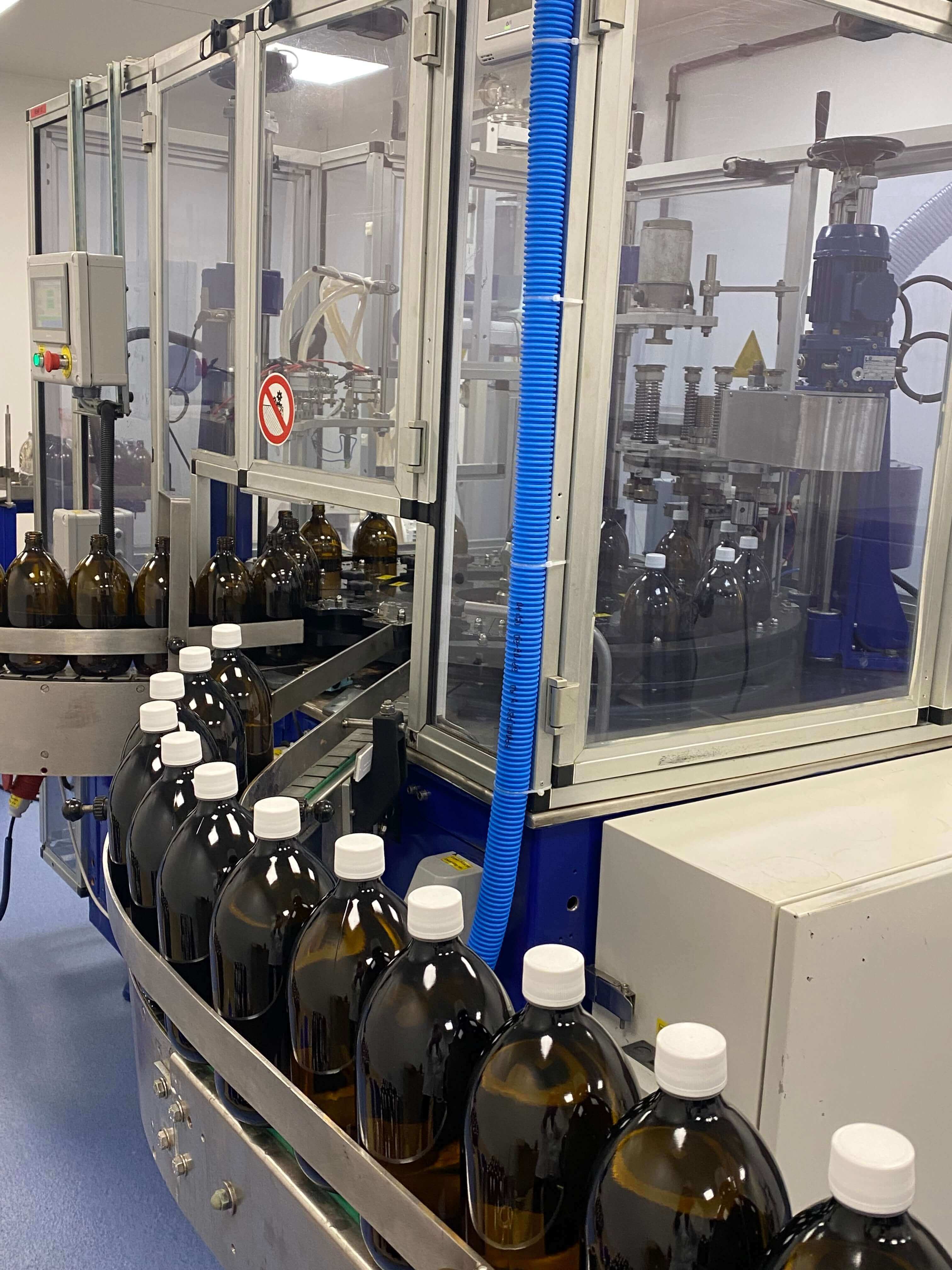 Flacons d'argent colloidal 15 ppm sur une ligne de production